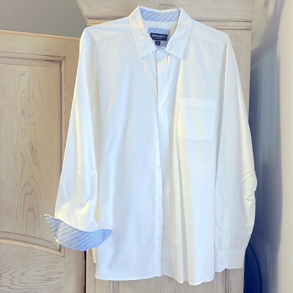 Johnston & Murphy White Men’s Button Down w/blue stripe cuff.  EUC XL